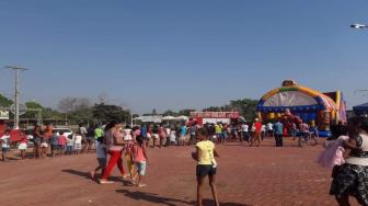 Foi distribuídos brinquedos, algodão doce e teve também, muitas brincadeiras.