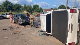 Acidente próximo ao pelotão policial destaca a necessidade de atenção no cruzamento.