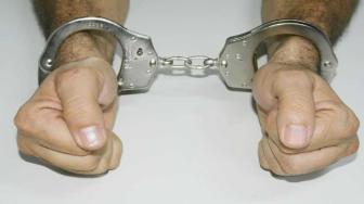 O indivíduo já tinha retirado um cartão e tentava viabilizar o segundo. Ele já responde por crime de estelionato no Estado do Pará.