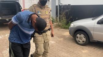 Conforme a polícia, o criminoso estava usando uma tornozeleira eletrônica durante o crime. Suspeito levou notebook, celulares e diversos objetos da vítima.