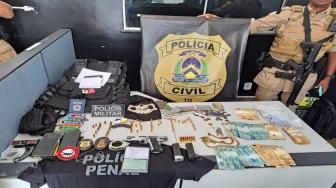 Grupo criminoso foi encontrado pela polícia em Dianópolis, no sudeste do estado. Ele tinha roupas e distintivos de policiais.