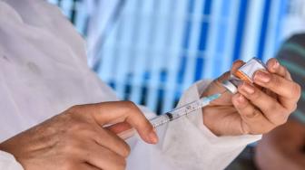 A vacina que estará sendo ofertada é a vacina chinesa Coronavac, desenvolvida pelo o instituto Butantã, em parceria com o laboratório da China, Sinovac.