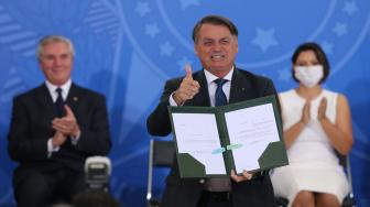 Vacinação será gratuita e voluntária, disse Bolsonaro ao assinar MP.