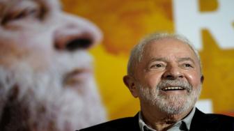 Com 77 anos, ex-presidente retorna ao Palácio do Planalto após campanha marcada pela polarização. Resultado foi confirmado com 98,81% das urnas apuradas, quando Lula tinha 50,83% dos votos válidos.