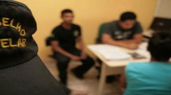 Os dois foram conduzidos para a Delegacia de Plantão onde foram autuados por abandono de incapaz.