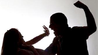 A Polícia Militar informou que os corpos foram encontrados pelo irmão do suspeito após familiares receberem mensagens dele afirmando que tinha 'feito uma besteira'.