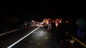Batida foi na altura do km 169 da rodovia em Araguaína e pista ficou parcialmente interditada. Primeiras informações indicam que há pelo menos três mortos.