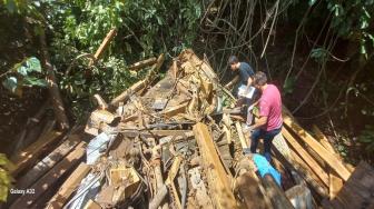Acidente aconteceu Brasilândia do Tocantins e veículo estava carregado de madeira. Corpo do idoso ficou preso às ferragens.