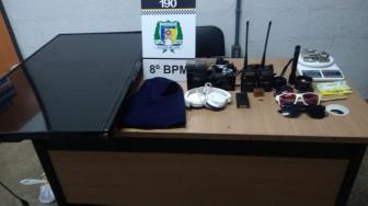 A PM apreendeu drogas, munições e objetos furtados.