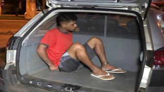 Homem vai parar na delegacia depois de tentar roubar moto de uma mulher. Ele foi parar na delegacia.