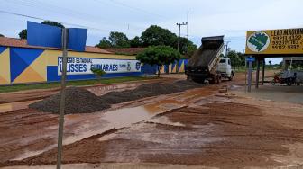 Pais de alunos e empresários se reuniram para resolver situação por conta própria.