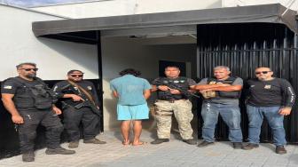 Mandado de busca e apreensão na zona rural resulta em prisão, apreensão de carabina calibre .20 e munições; suspeito já era investigado por crimes contra familiares e animais.