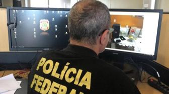 Policiais cumpriram buscas no endereço de um homem que teria armazenado pelo menos 100 fotos e vídeos com conteúdo sexual envolvendo crianças e adolescentes.