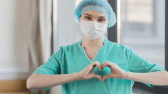 PL 2564 de 2020 também estabelece mínimo salarial para parteiras, técnicos e auxiliares de enfermagem. Texto original previa R$ 7,3 mil, mas relatora aceitou redução de 35% para aprovar texto.