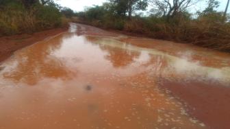 As estradas já tem vários pontos intrafegáveis devido a grande quantidade de lama.