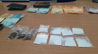 Após acompanhamento e abordagem, Polícia Militar prende três homens por tráfico de drogas em Araguaína. Com eles foram apreendidos smartphones, dinheiro e motocicletas..