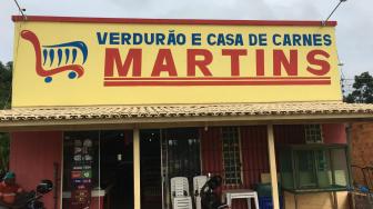Os assaltantes tentou arrombar uma pequena janela da frente do comércio.