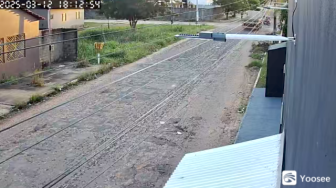 Imagens captadas por câmera de segurança registram colisão entre caminhão e motocicleta; idoso morre durante transferência para o HRA e piloto segue hospitalizado em estado grave