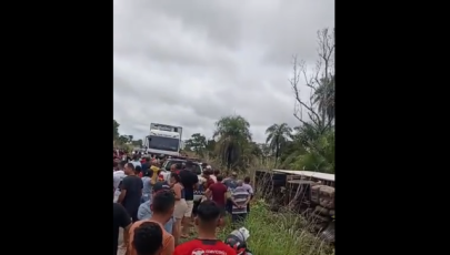 Caminhão-baú carregado de carne tomba na TO-222 e carga é transferida sob escolta policial