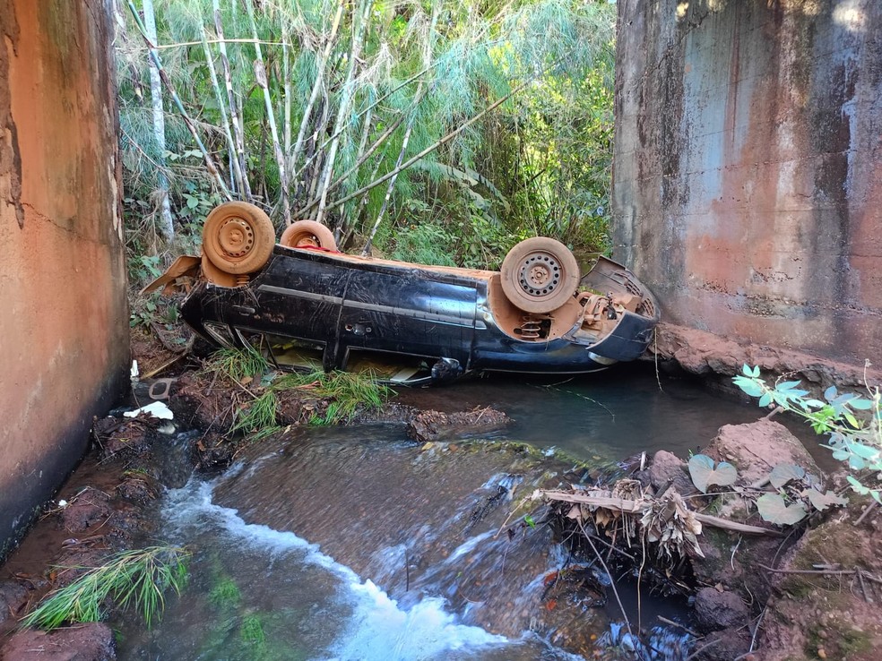 Veículo caiu da ponte na zona rural de Guaraí — Foto: Divulgação/ Bombeiros