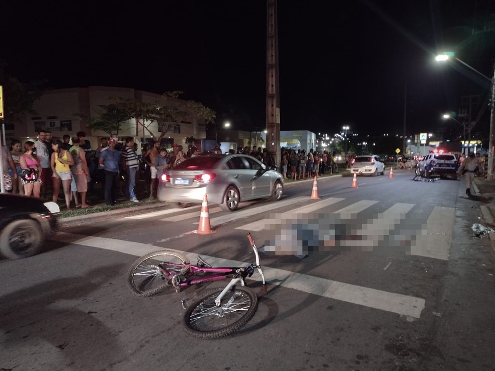 Adolescente morre e outro quebra perna após caírem de bicicletas pegando "rabeira" em caminhão