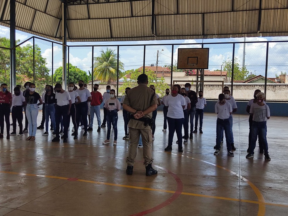 Alunos em formação dentro da Escola Estadual Vila União, uma das unidades cívico-militar — Foto: Divulgação