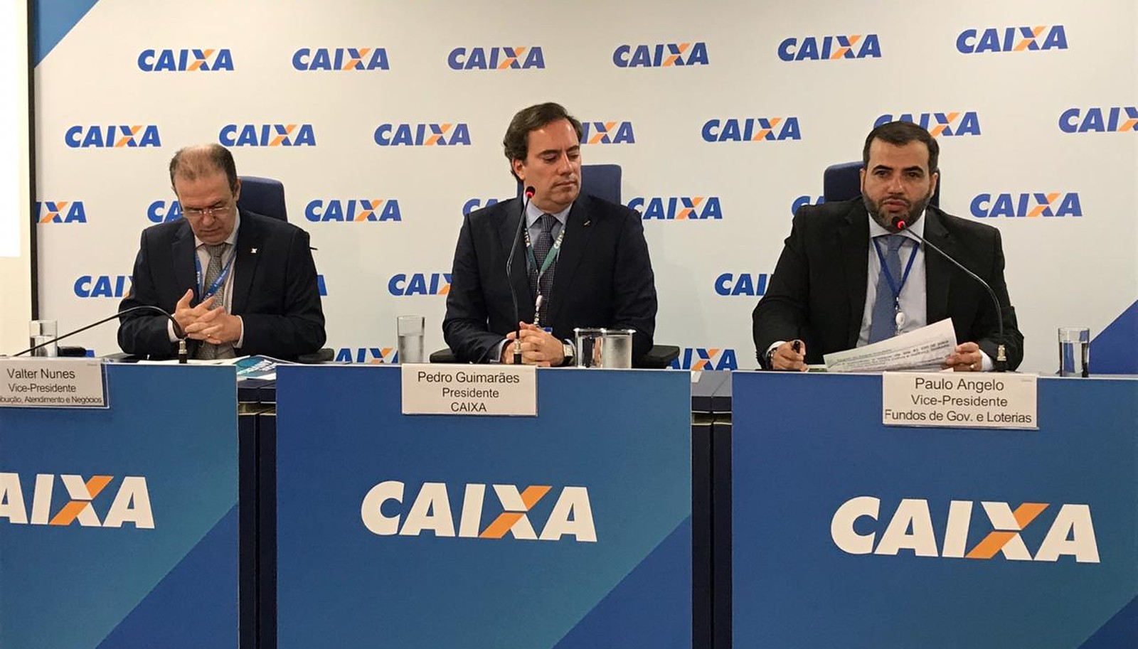 O presidente da Caixa, Pedro Guimarães (centro), apresentou o calendário de saques do FGTS — Foto: Laís Lis/G1