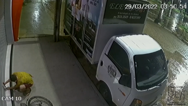Câmeras de segurança flagram homem tentando arrombar portão de loja em Filadélfia
