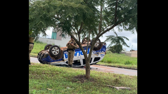 Viatura da Polícia Militar capotou depois de batida — Foto: Divulgação