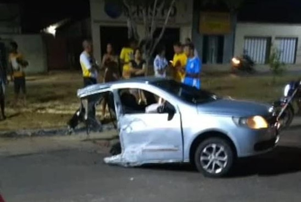 Carro ficou partido ao meio com a batida — Foto: Divulgação