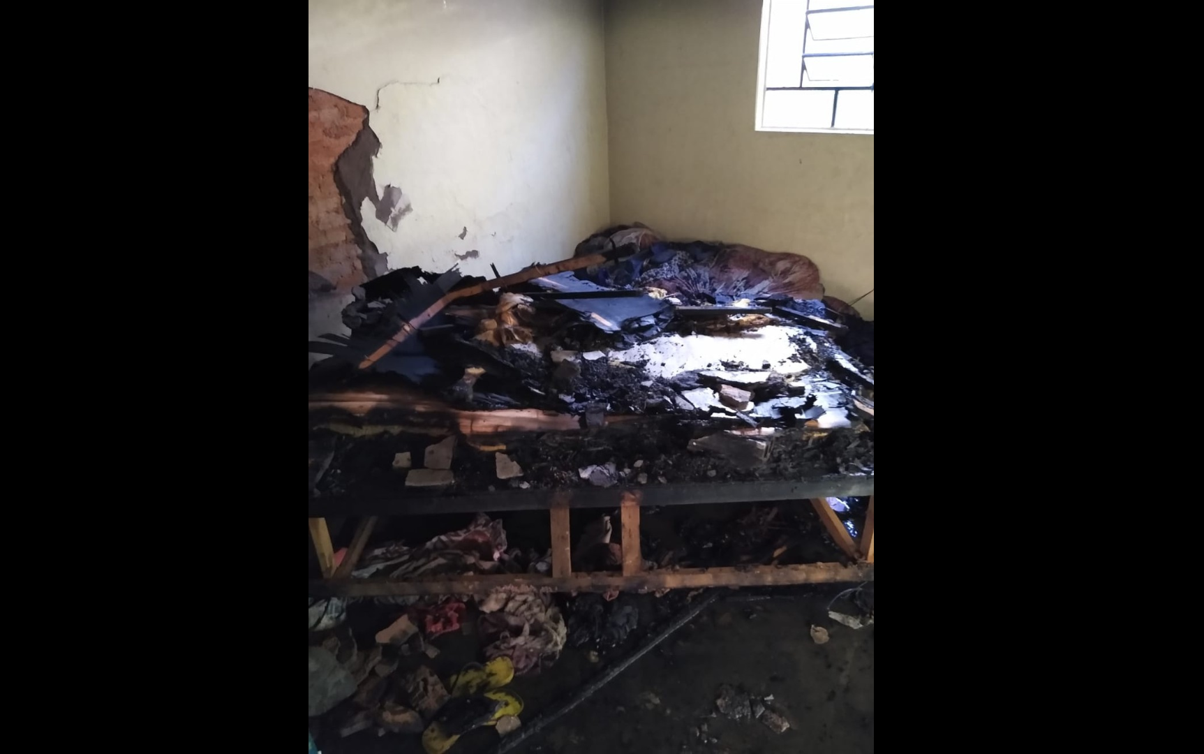A casa ficou parcialmente destruída pelo incêndio — Foto: Divulgação/Corpo de Bombeiros