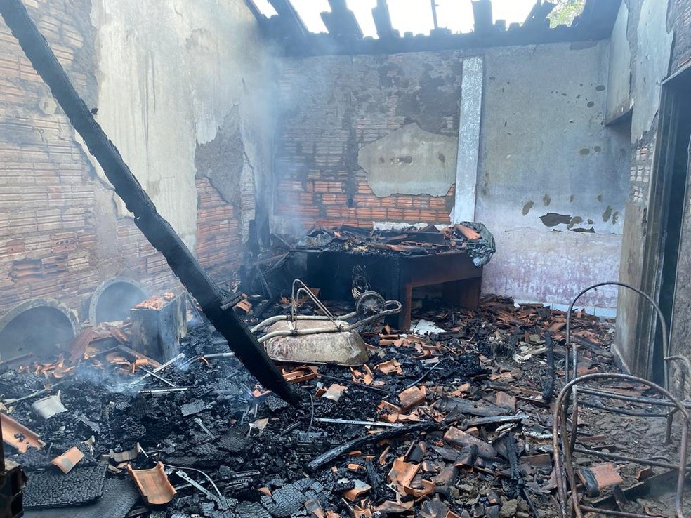 Sala de casa que pegou fogo ficou destruída — Foto: Divulgação/Corpo de Bombeiros