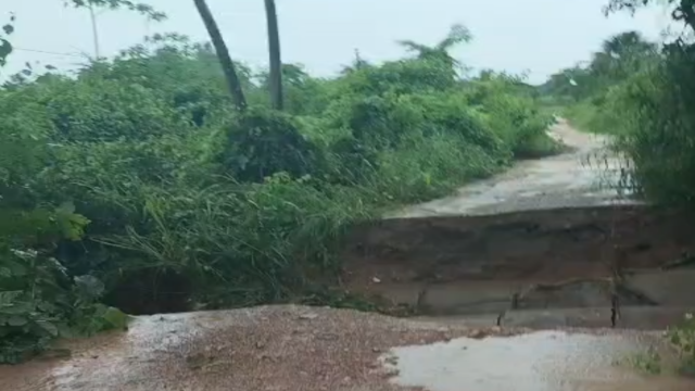 Ponte cede ap&oacute;s fortes chuvas em Filad&eacute;lfia. &mdash; Foto: Reprodu&ccedil;&atilde;o