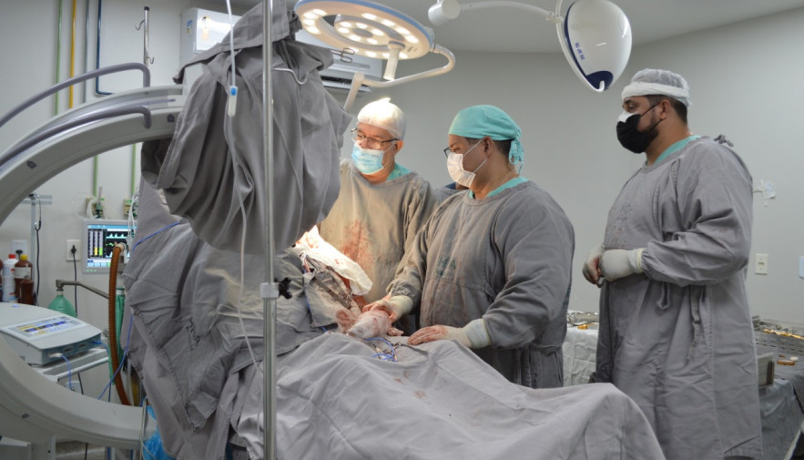 Equipe médica durante cirurgia viabilizada com aquisição de órteses e próteses- Foto: Elder Silva-Governo do Tocantins