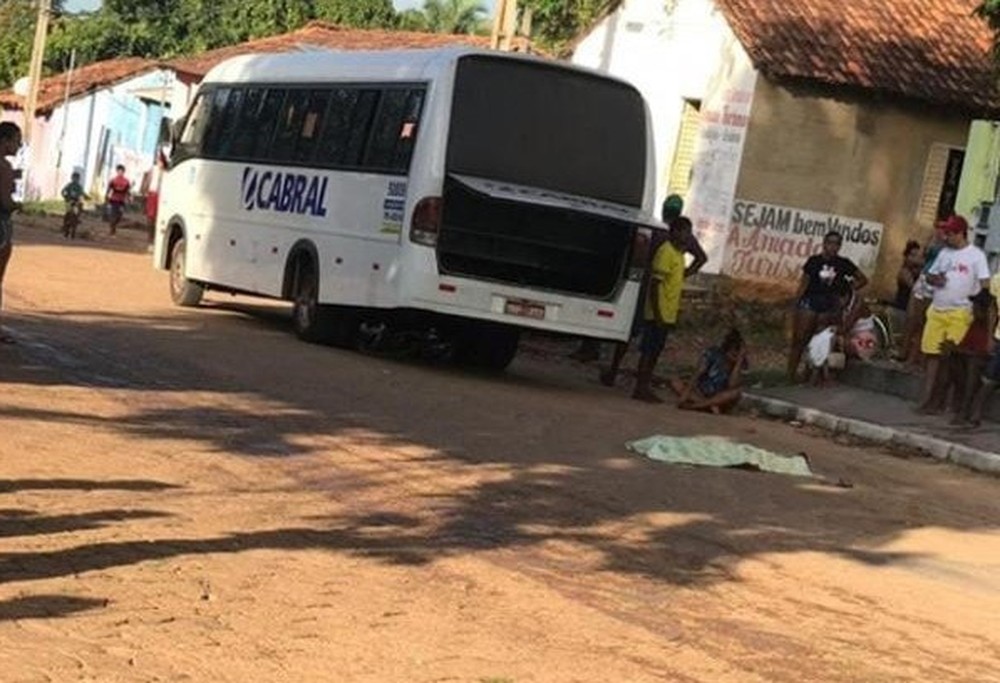 Criança morre após ser atropelada pelo micro-ônibus da empresa Cabral