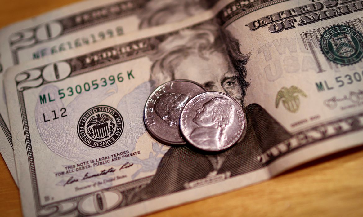Dólar abre semana em queda e fecha o dia vendido a R$ 4,93