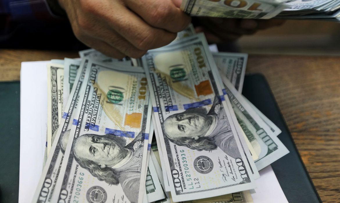 Dólar fecha estável e bolsa cai em meio a riscos domésticos
