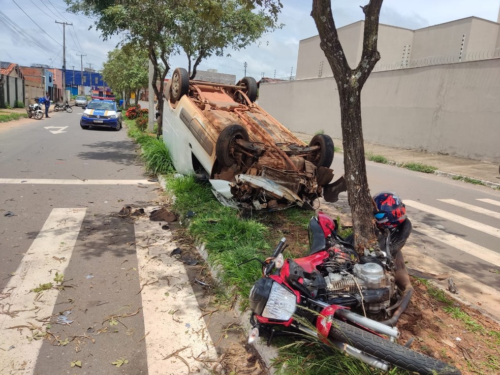 Acidente entre carro e moto deixa duas pessoas feridas em Araguaína — Foto: Divulgação/Corpo de Bombeiros
