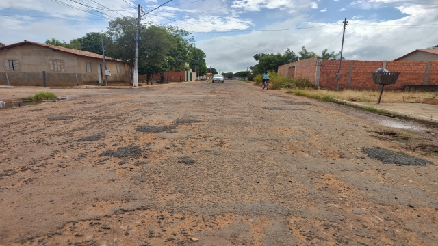 Remendos malfeitos, alagamentos frequentes, escolhas técnicas equivocadas e falta de planejamento revelam o retrato do descaso com a infraestrutura urbana Av. Tancredo Neves recebeu reparos paliativos novamente neste mês de janeiro. — Foto: JF