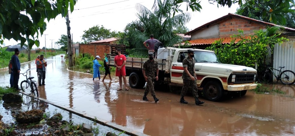 Exército e Corpo de Bombeiros ajudam famílias atingidas por enchentes no interior do Tocantins  — Foto: Márcio Novais/TV Anhanguera