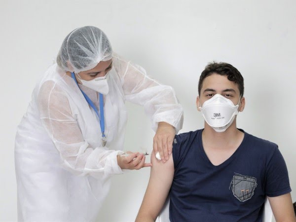 Jovem sendo vacinado em Araguaína. — Foto: Divulgação/Prefeitura de Araguaína