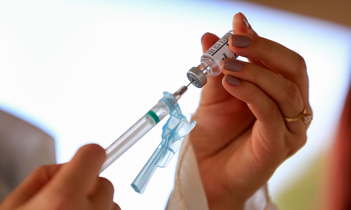 Idosos e imunossuprimidos receberão a terceira dose da vacina contra a Covid-19 nesta terça-feira (2) em Filadélfia