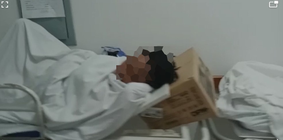Imagens mostram pacientes no corredor e caixas de papelão sendo usadas como 'travesseiros' no HRA