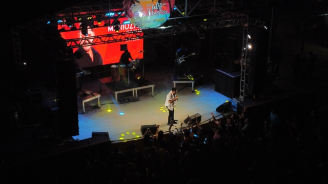 Mariozon Rocha cantando no Luau da praia de Filadélfia-TO na temporada 2024. — Foto: Jornal de Filadélfia