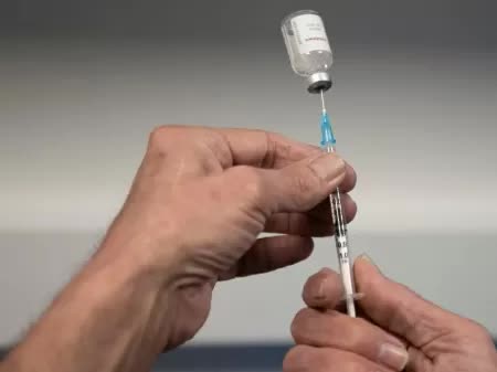 Pessoas com comorbidades devem ser vacinadas por idade, orienta Ministério da Saúde