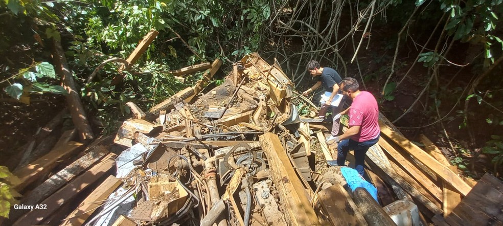 Situação que ficou o veículo após cair em ribanceira — Foto: Bombeiros/Divulgação