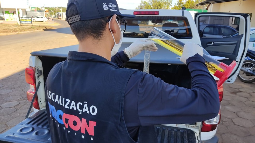 Fiscal analisando combustível em posto do Tocantins — Foto: Procon/Divulgação