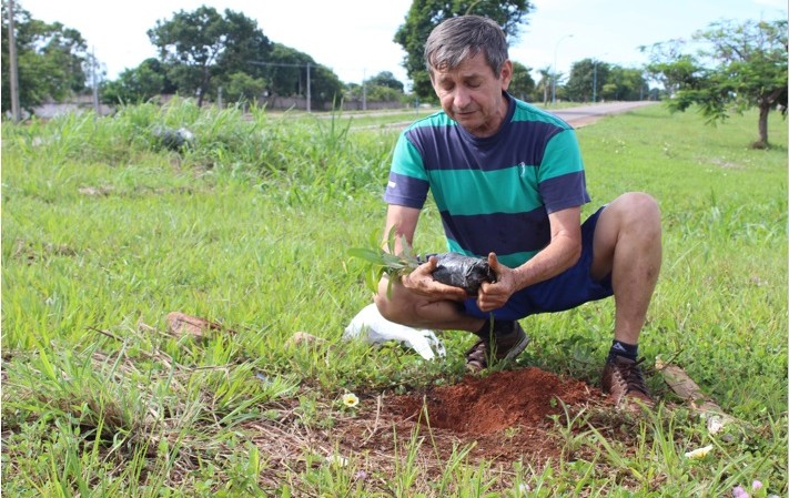 Poeta de Gurupi desenvolveu o hábito de plantar árvores enquanto faz caminhadas