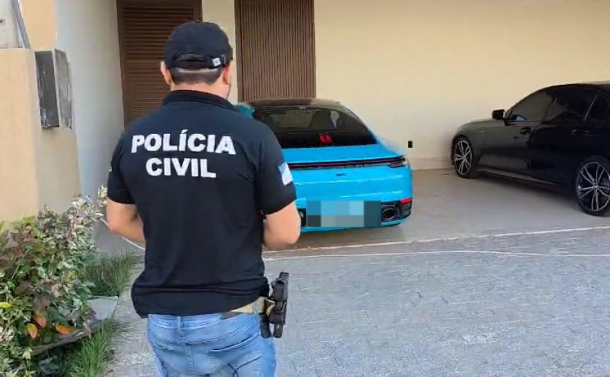 Investigada ostentava vida de luxo nas redes sociais enquanto movimentava esquema milionário com jogos de azar. Durante as diligências foram apreendidos cinco veículos de luxo - Foto: Divulgação SSP/TO