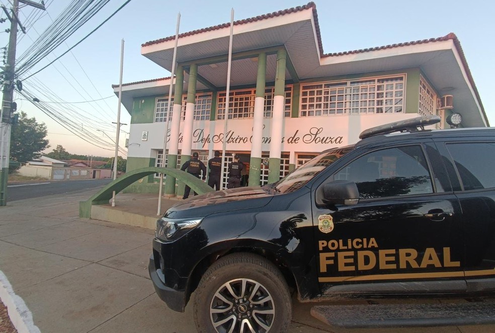 Mandado de busca foi cumprido pela Polícia Federal na prefeitura de Tocantinópolis — Foto: PF/Divulgação